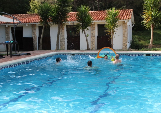Jugando con la pelota en la piscina
